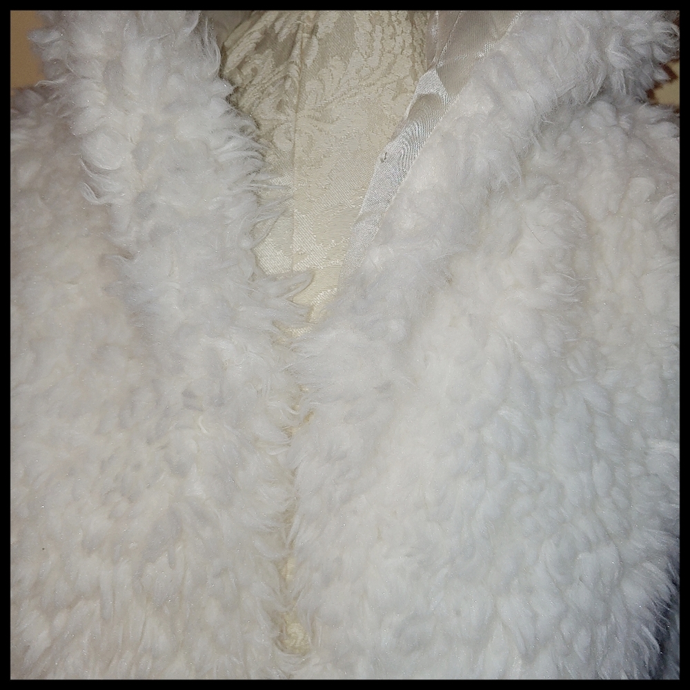 ana Fluffy White Vest, Roomy Medium - Picture 2 of 5